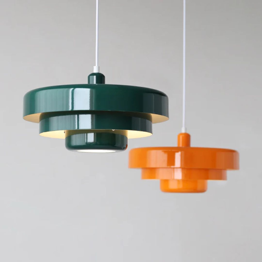 Lagdelt pendellampe – Moderne metal lampe i grøn, orange eller hvid til spisebord eller stue.