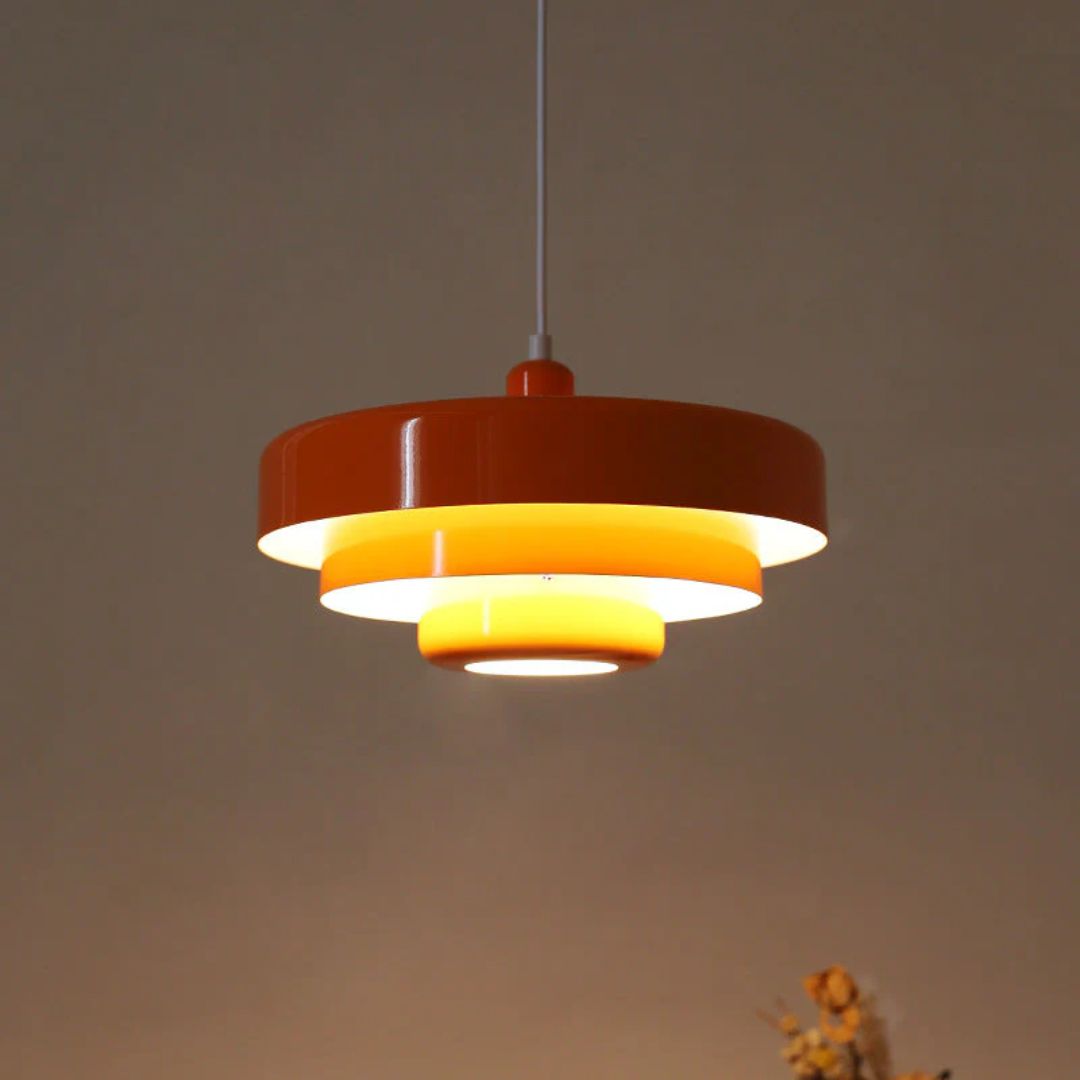 Lagdelt pendellampe – Moderne metal lampe i grøn, orange eller hvid til spisebord eller stue.