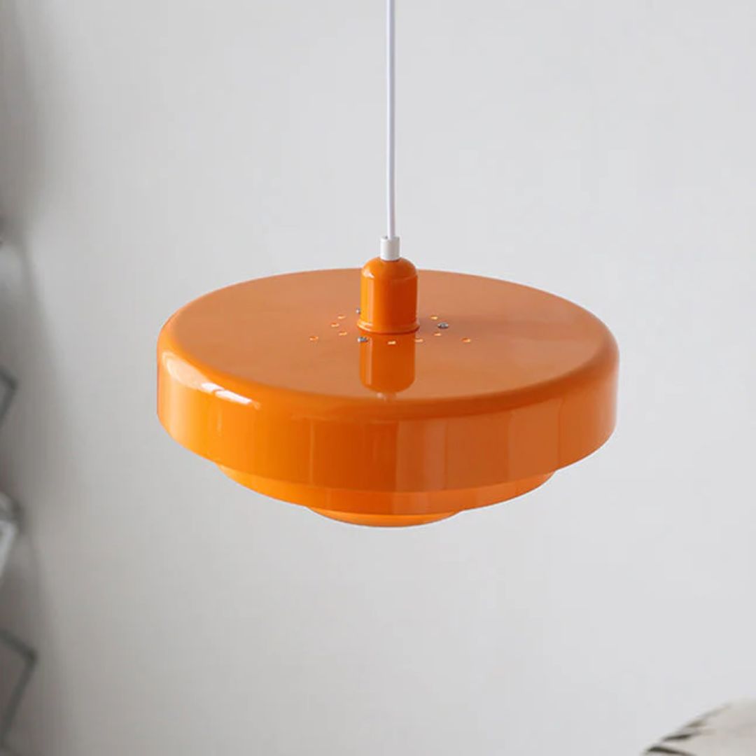 Lagdelt pendellampe – Moderne metal lampe i grøn, orange eller hvid til spisebord eller stue.