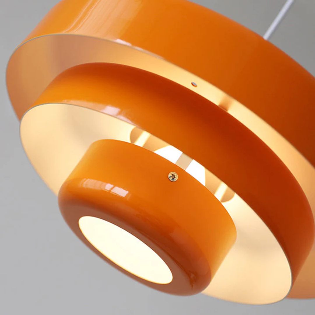 Lagdelt pendellampe – Moderne metal lampe i grøn, orange eller hvid til spisebord eller stue.