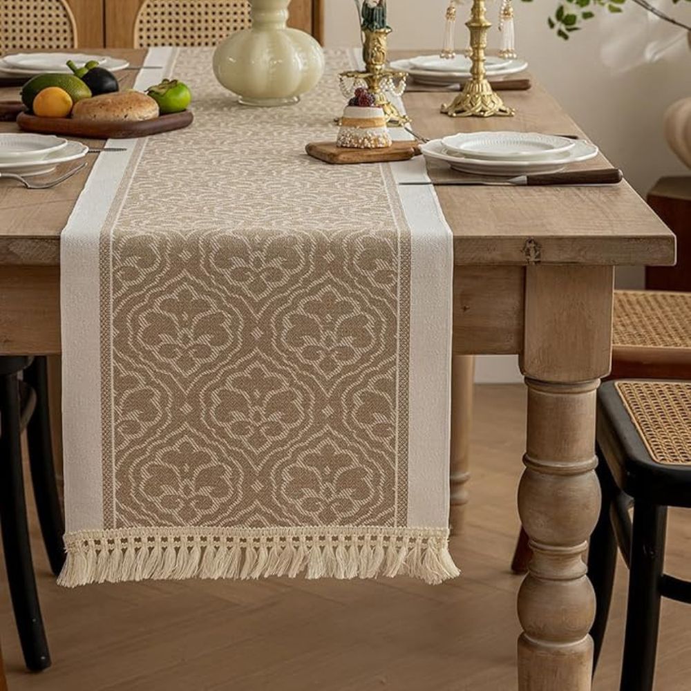 Damask Dune Borddug – Jordfarver, Jacquard Blomsterdesign med Frynser til Spisebord eller Sofabord