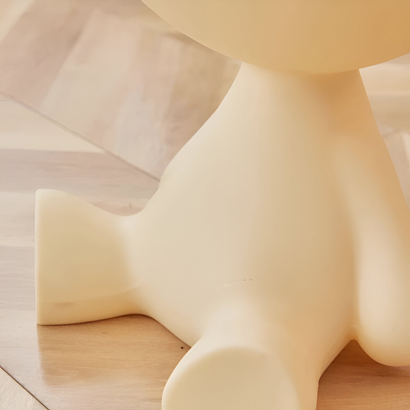 Rundt lavbord – sort plastik, tidløst design til stue eller sideværelse