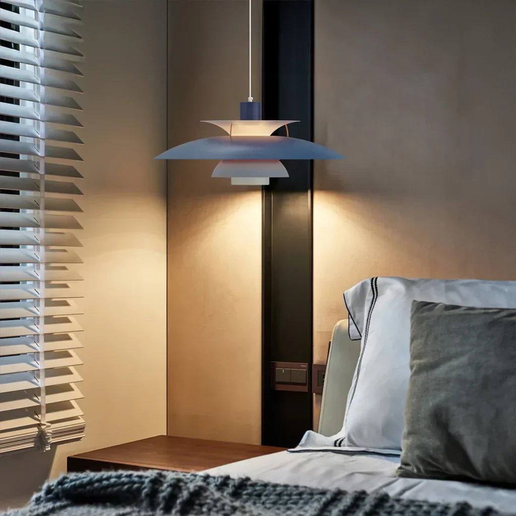 Dansk Hængelampe – Lagdelt Metaldesign i Farverig Stil til Spisestue eller Stue