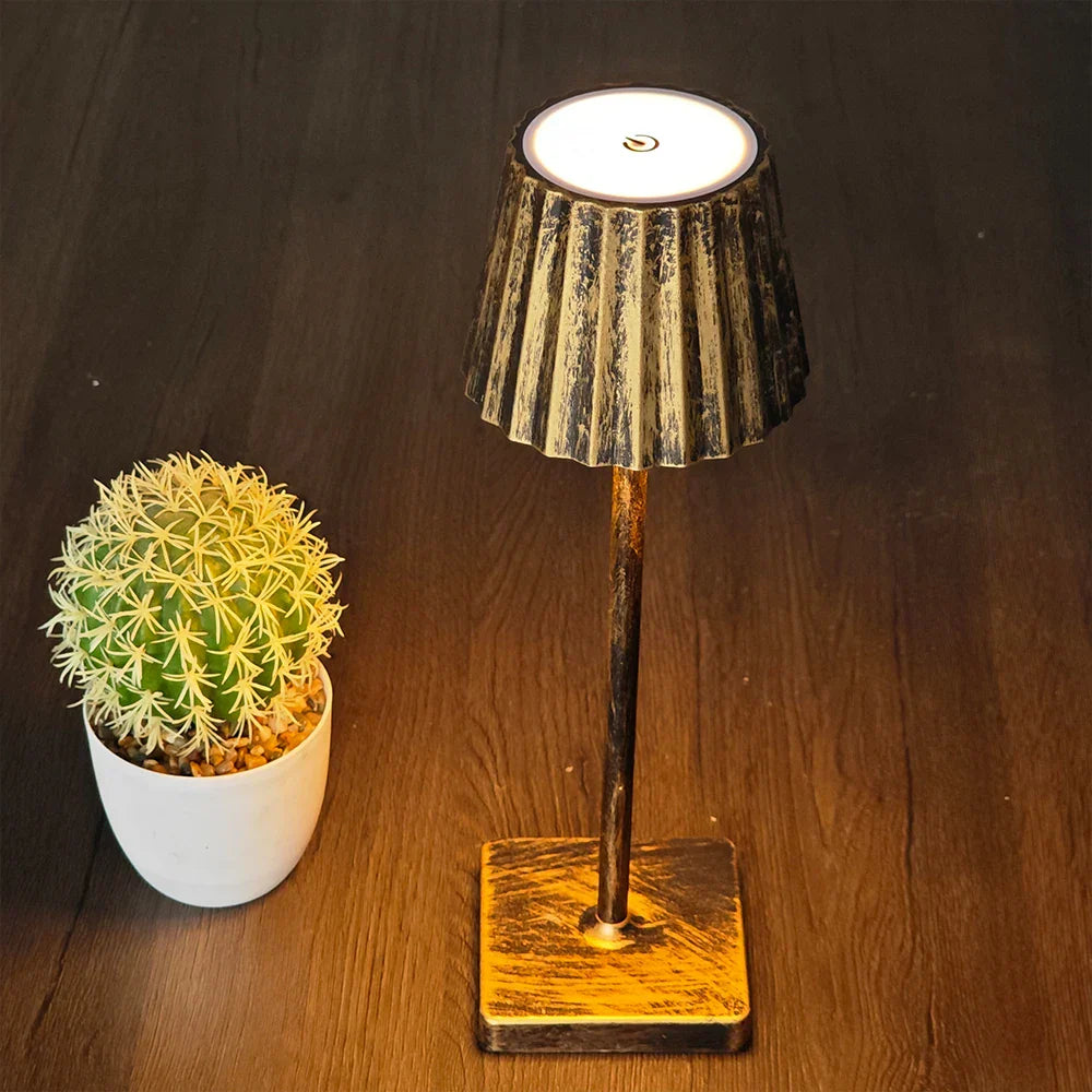 Genopladelig Bordlampe – Antik Metal med Plissé Skærm, Dæmpbar LED til Stue eller Soveværelse