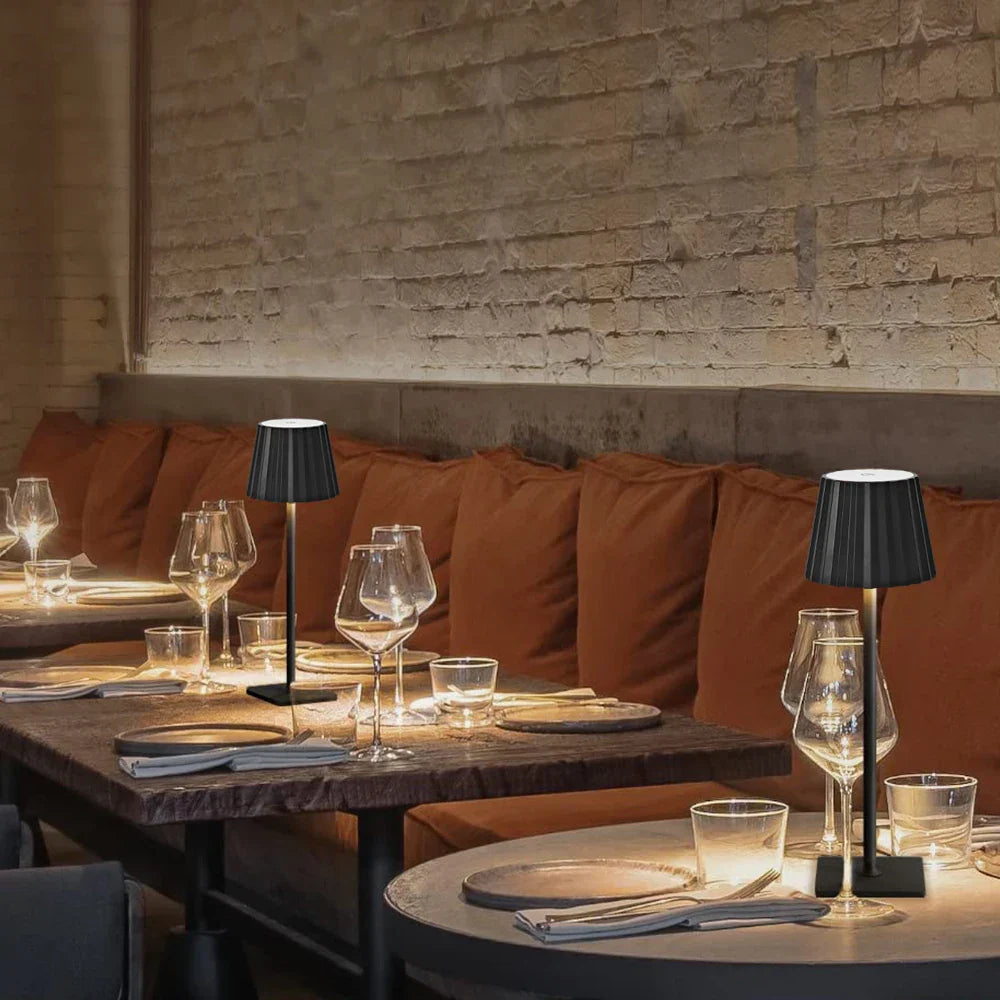 Genopladelig Bordlampe – Antik Metal med Plissé Skærm, Dæmpbar LED til Stue eller Soveværelse