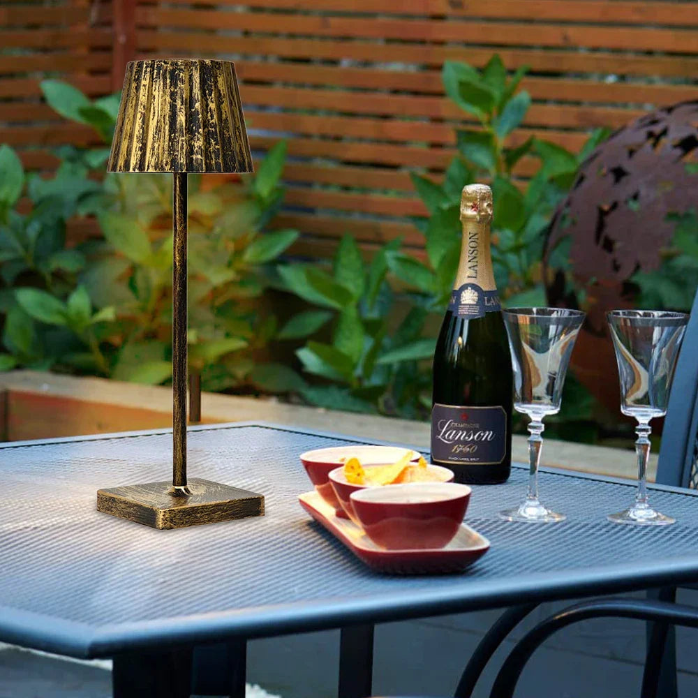 Genopladelig Bordlampe – Antik Metal med Plissé Skærm, Dæmpbar LED til Stue eller Soveværelse