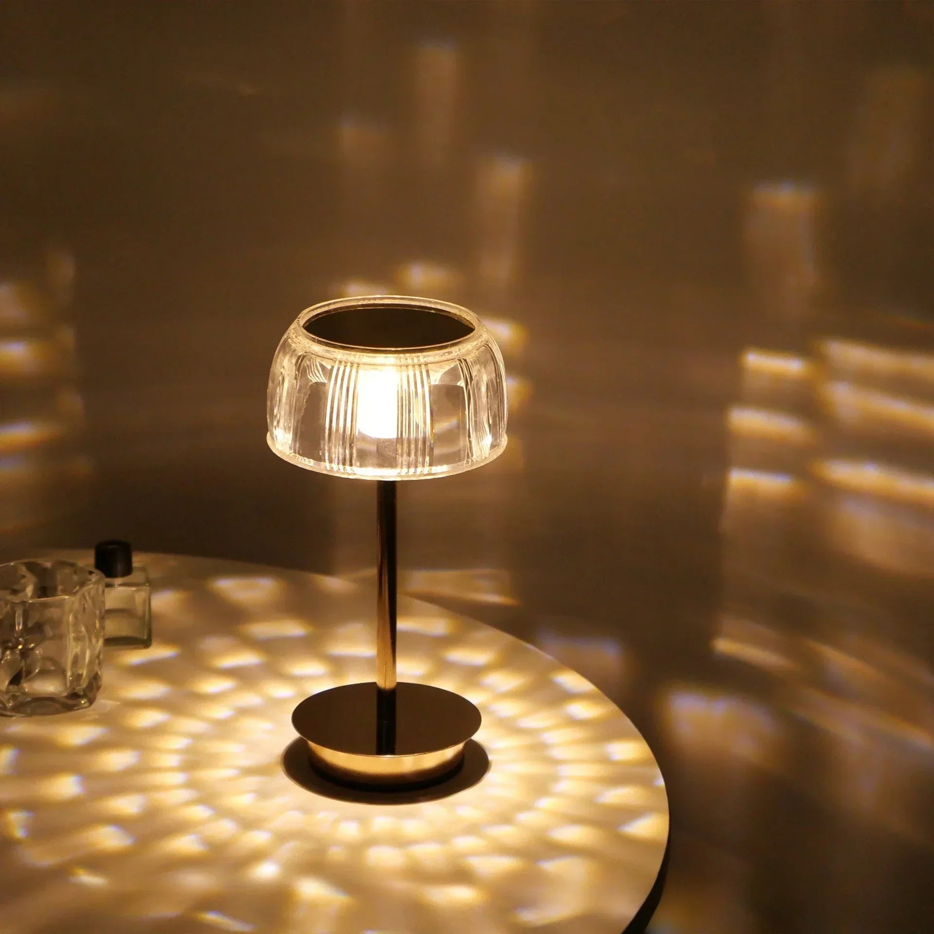 Genopladelig Krystal Bordlampe – Guld, Dæmpbar Design til Soveværelse eller Stue