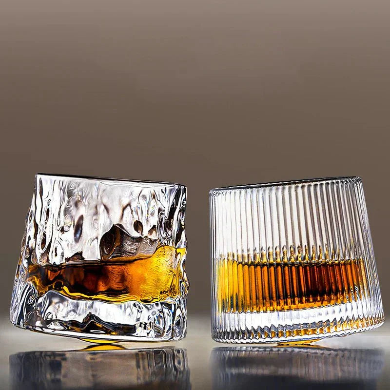 Whiskyglas – Transparent glas med geometrisk relief og roterende bund til whisky eller bourbon