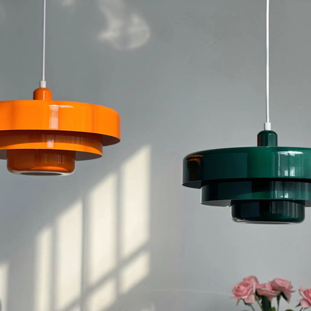 Lagdelt pendellampe – Moderne metal lampe i grøn, orange eller hvid til spisebord eller stue.
