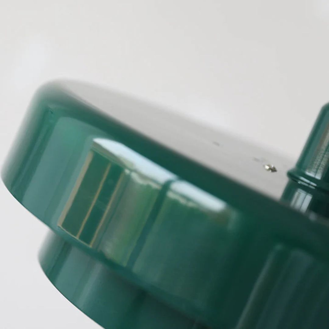 Lagdelt pendellampe – Moderne metal lampe i grøn, orange eller hvid til spisebord eller stue.