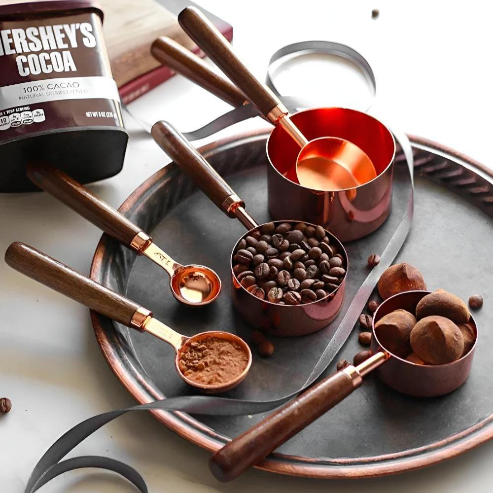 Kopper Målingssæt – Rustfrit Stål med Kobberfinish og Valnøddetræshåndtag til Køkken eller Bagværk