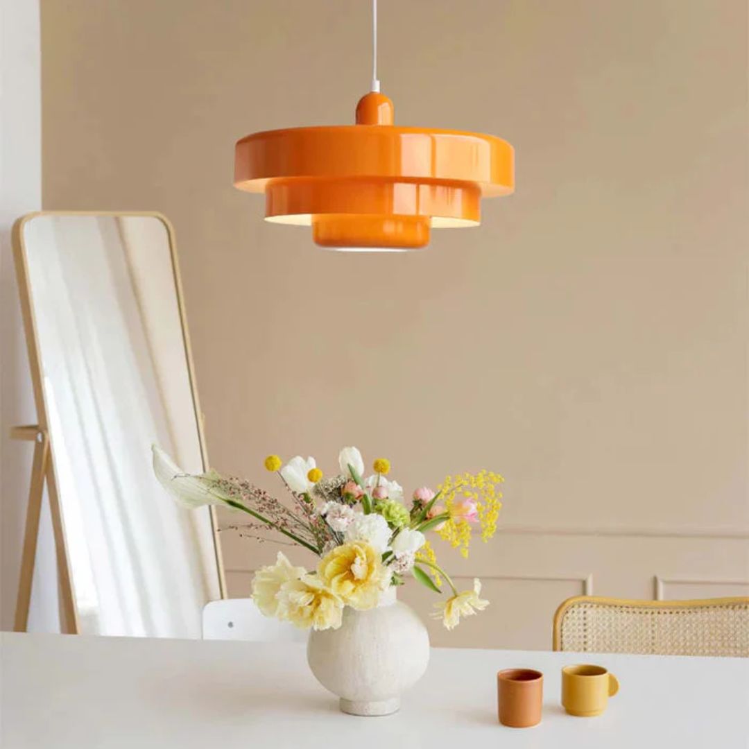 Lagdelt pendellampe – Moderne metal lampe i grøn, orange eller hvid til spisebord eller stue.