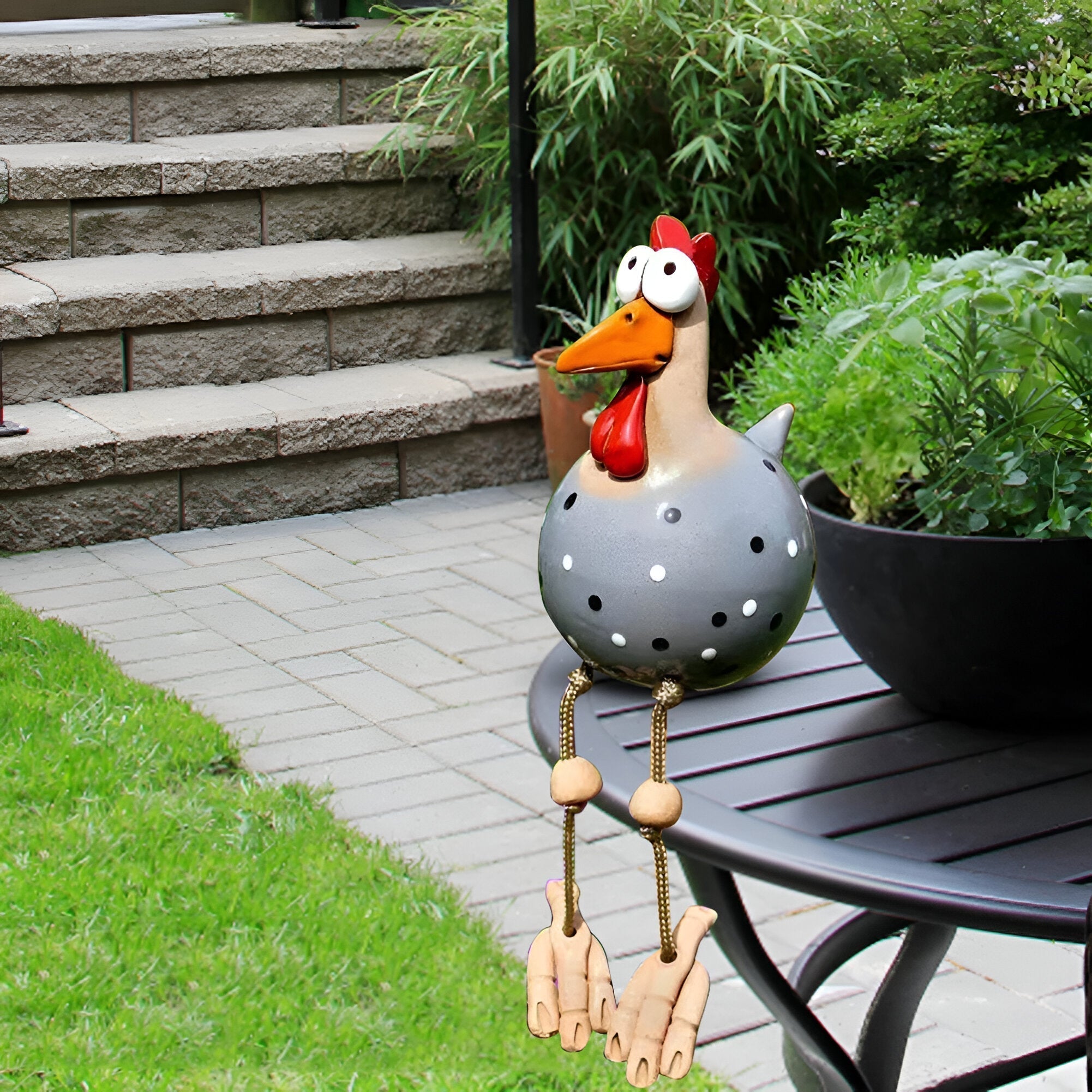 Eccentric hen figure – Weatherproof resin, charming design for the garden or balcony