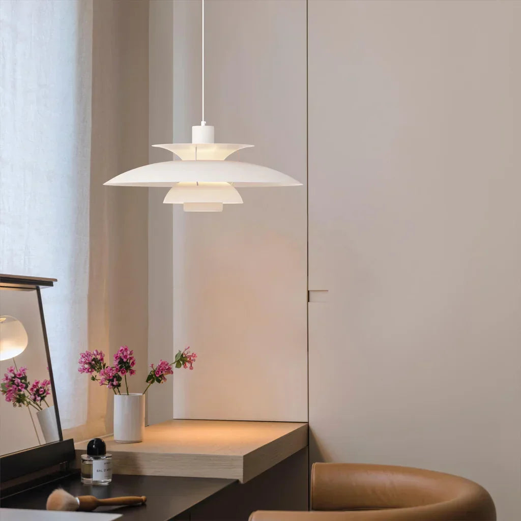 Dansk Hængelampe – Lagdelt Metaldesign i Farverig Stil til Spisestue eller Stue