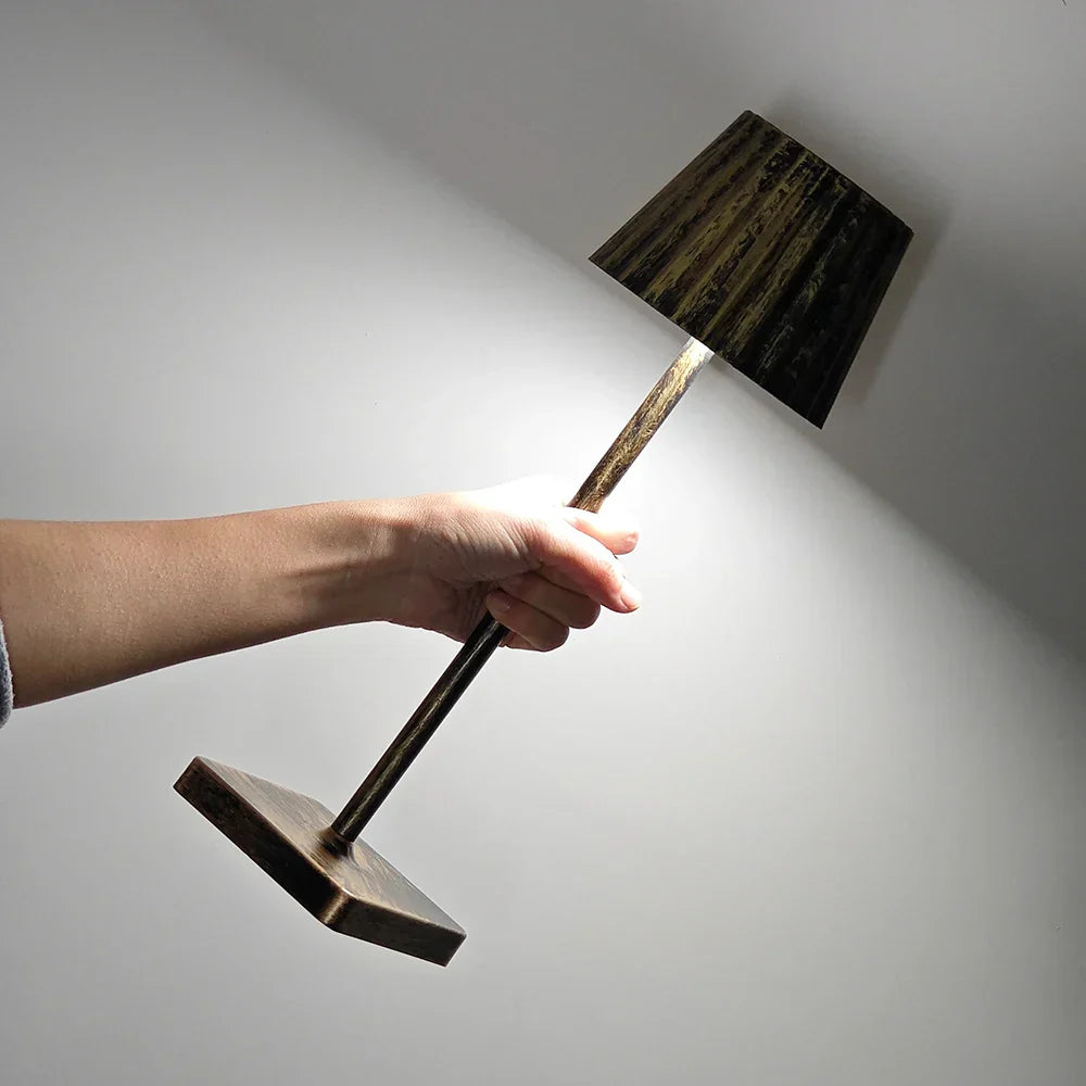 Genopladelig Bordlampe – Antik Metal med Plissé Skærm, Dæmpbar LED til Stue eller Soveværelse