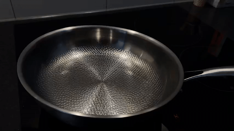 Titan-koekenpan – Gehamerd titanium, 28 cm, Geschikt voor inductie, gas en oven, Duurzaam kookgerei voor elke keuken